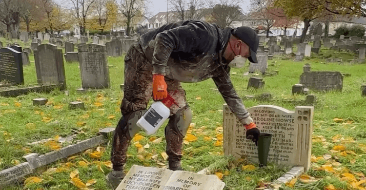 Restorasi & Bersikan Batu Nisan